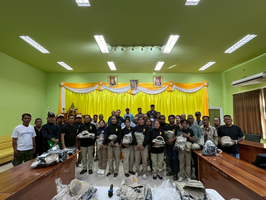 วันศุกร์ที่ 14 พฤศจิกายน 2568 นายหงษ์ สุวะจี รองนายกองค์การบริหารส่วนตำบลห้วยข่า พร้อมคณะผู้บริหาร พนักงานส่วนตำบลและพนักงานจ้างขององค์การบริหารส่วนตำบลห้วยข่า มอบชุดให้กับอาสาสมัครป้องกันภัยฝ่ายพลเรือน (อปพร.) ประจำปีงบประมาณ พ.ศ.2568