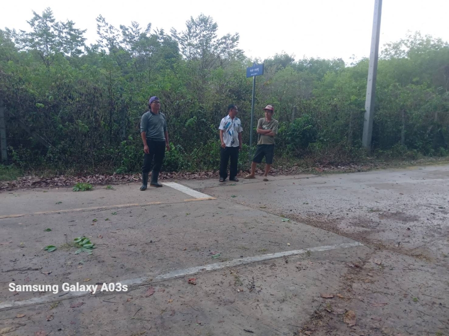 วันอังคารที่ 3 มีนาคม 2569 นายสมาน ต้นเกษ นายกองค์การบริหารส่วนตำบลห้วยข่า สิบเอกปิยวัฒน์ วริสาร นักป้องกันและบรรเทาสาธารณภัยชำนาญการ พร้อมเจ้าหน้าที่องค์การบริหารส่วนตำบลห้วยข่า ออกไปปฎิบัติหน้าที่ตัดต้นไม้/