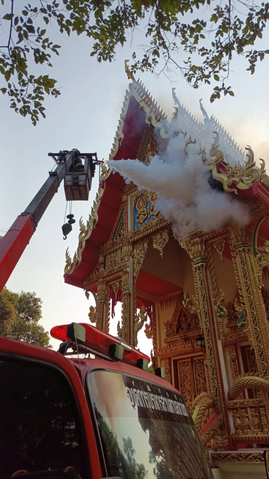 วันจันทร์ที่ 30 มีนาคม 2569 สิบเอกปิยวัฒน์ วริสาร นักป้องกันและบรรเทาสาธารณภัยชำนาญการ พร้อมเจ้าหน้าที่องค์การบริหารส่วนตำบลห้วยข่าออกปฏิบัติหน้าที่ฉีดพ่นและร่มควันเพื่อไล่ผึ่งออกจากโบสถ์ เพื่อป้องกันอันตรายให้กับประชาชนในพื้นที่ตำบลห้วยข่า วัดบ้านบก