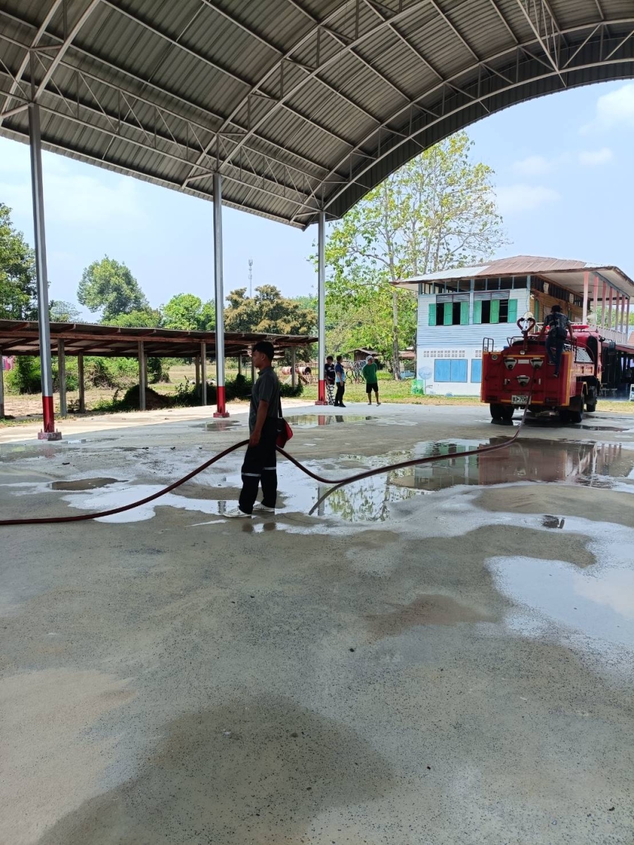 วันศุกร์ที่ 3 เมษายน 2569 เจ้าหน้าที่องค์การบริหารส่วนตำบลห้วยข่า ออกปฏิบัติหน้าที่นำรถน้ำฉีดล้างอาคารเอนกประสงค์ (โดม) โรงเรียนบ้านห้วยข่า ตำบลห้วยข่า อำเภอบุณฑริก จังหวัดอุบลราชธานี