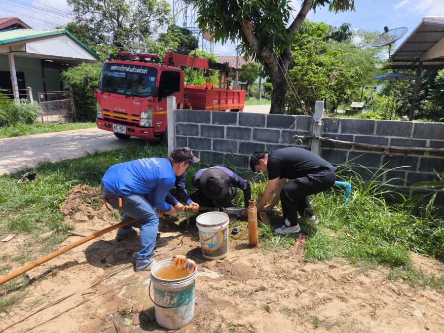 วันศุกร์ที่ 15 พฤษภาคม 2569 นายอนุสรณ์ วงษ์สวัสดิ์ เจ้าพนักงานประปาปฏิบัติงาน พร้อมเจ้าหน้าที่องค์การบริหารส่วนตำบลห้วยข่า ออกปฏิบัติหน้าที่ซ่อมแซมซ่อมบำรุงระบบประปาหมู่บ้าน เพื่อบรรเทาความเดือดร้อนของประชาชนในพื้นที่ตำบลห้วยข่า