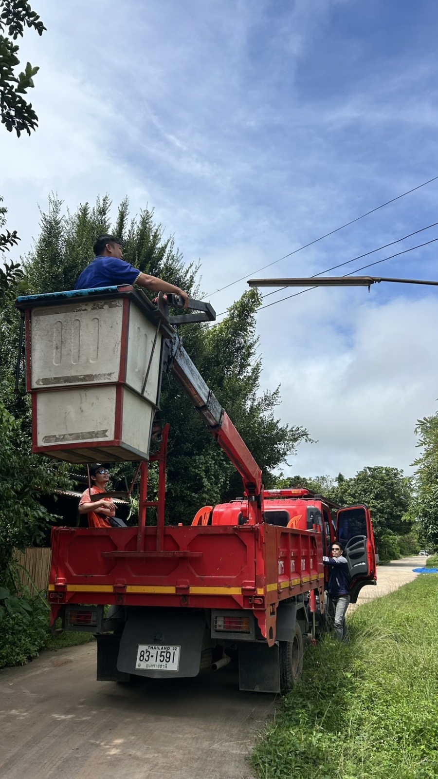 วันพฤหัสบดีที่ 2 ตุลาคม 2568 เจ้าหน้าที่องค์การบริหารส่วนตำบลห้วยข่า ได้ออกปฏิบัติหน้าที่ซ่อมแซม/ซ่อมบำรุงระบบไฟฟ้าส่องสว่าง เพื่อแก้ปัญหาและบรรเทาความเดือดร้อนของประชาชนในเขตพื้นที่ตำบลห้วยข่า ณ บ้านห้วยข่า  หมู่ที่  1 ตำบลห้วยข่า อำเภอบุณฑริก