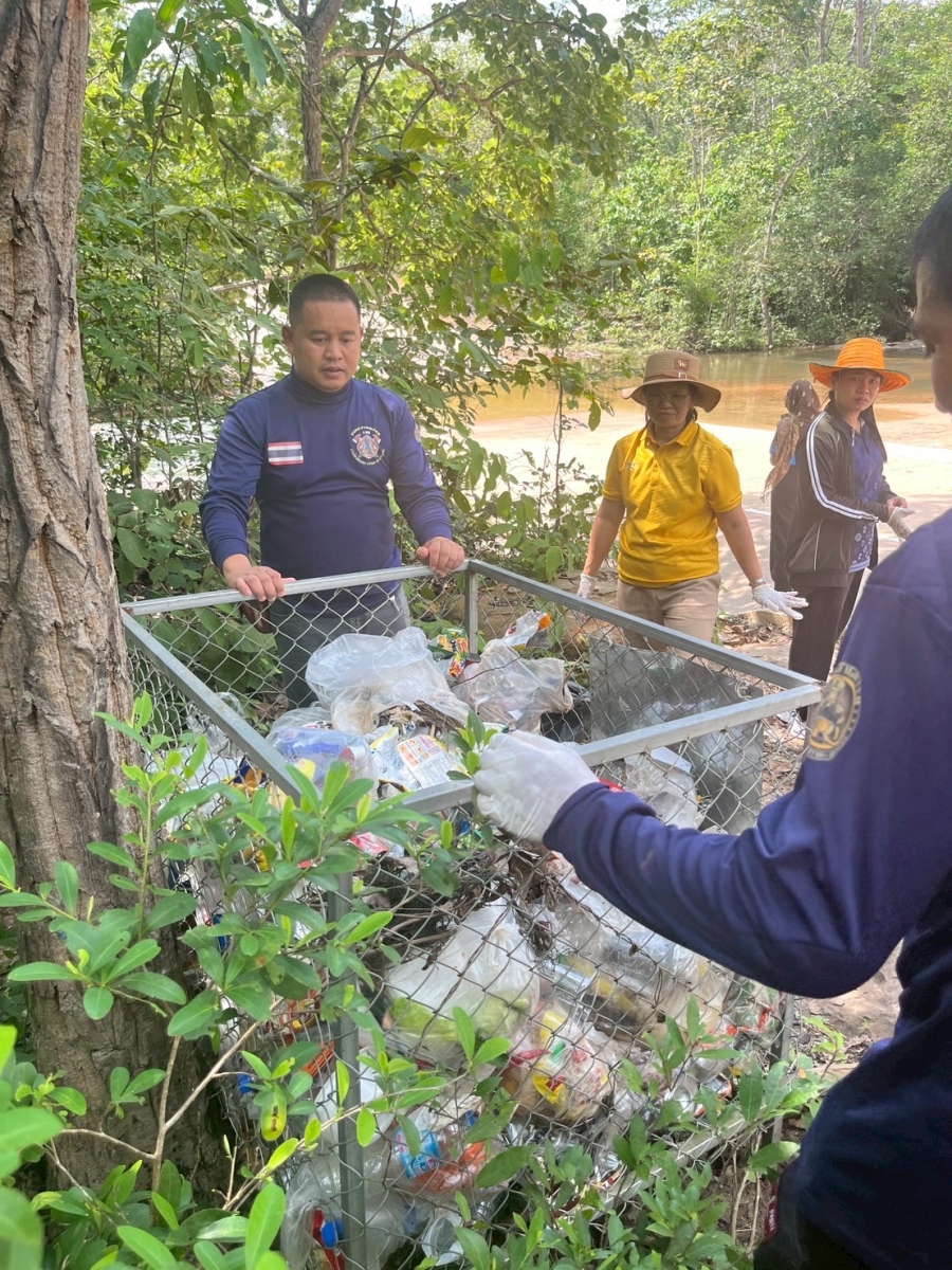 วันศุกร์ที่ 4 กรกฎาคม 2568 สิบเอกปิยวัฒน์ วาริสาร นักป้องกันและบรรเทาสาธารณภัยชำนาญการ พร้อมเจ้าหน้าที่องค์การบริหารส่วนตำบลห้วยข่า ดำเนินการเก็บขยะ ตามแหล่งท่องเที่ยวภูหินด่าง และคัดแยกขยะจากต้นทางนำมากำจัด ตามโครงการพัฒนาและส่งเสริมแหล่งท่องเที่ยว