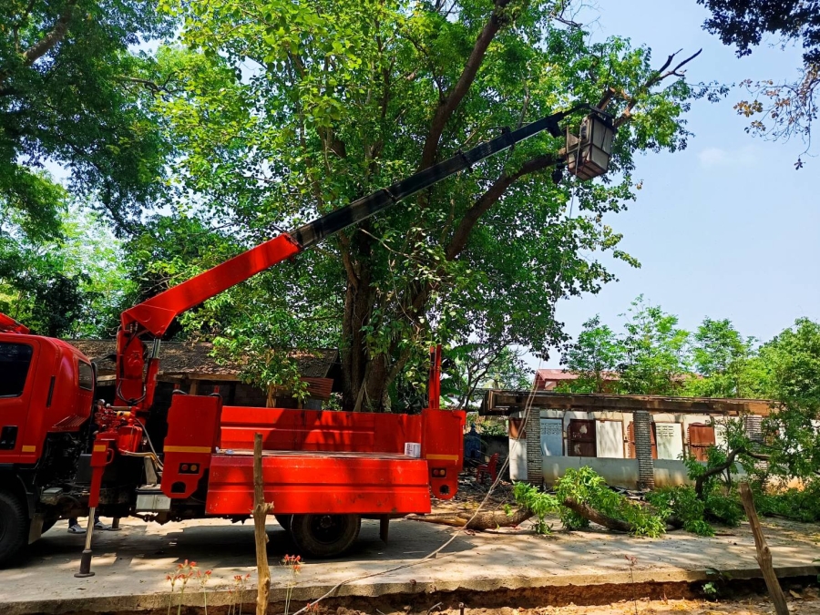 วันอังคารที่ 24 มีนาคม 2569 สิบเอกปิยวัฒน์ วริสาร นักป้องกันและบรรเทาสาธารณภัยชำนาญการ พร้อมเจ้าหน้าที่องค์การบริหารส่วนตำบลห้วยข่า ออกปฏิบัติหน้าที่ตัดต้นไม้/กิ่งไม้ ปรับปรุงภูมิทัศน์และป้องกันอันตรายต่อประชาชนในพื้นที่ตำบลห้วยข่า