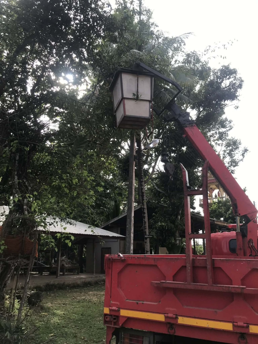 วันพฤหัสบดีที่ 20 พฤศจิกายน 2568 เจ้าหน้าที่องค์การบริหารส่วนตำบลห้วยข่า ได้ออกปฏิบัติหน้าที่ซ่อมแซม/ซ่อมบำรุงระบบไฟฟ้าส่องสว่าง เพื่อแก้ปัญหาและบรรเทาความเดือดร้อนของประชาชนในเขตพื้นที่ตำบลห้วยข่า  วัดสุวรรณาราม ณ บ้านหนองเม็ก