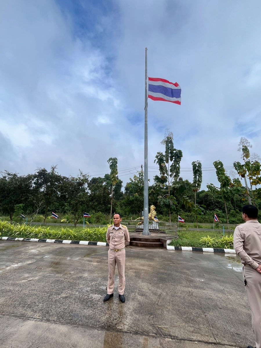 วันจันทร์ที่ 27 ตุลาคม 2568 นายปุญญพัฒน์ โชตินอก ปลัดองค์การบริหารส่วนตำบลห้วยข่า พนักงานส่วนตำบลและพนักงานจ้างขององค์การบริหารส่วนตำบลห้วยข่า ร่วมกันเข้าแถวเคารพธงชาติและรับนโยบายในการปฏิบัติงานโดยพร้อมเพรียงกัน