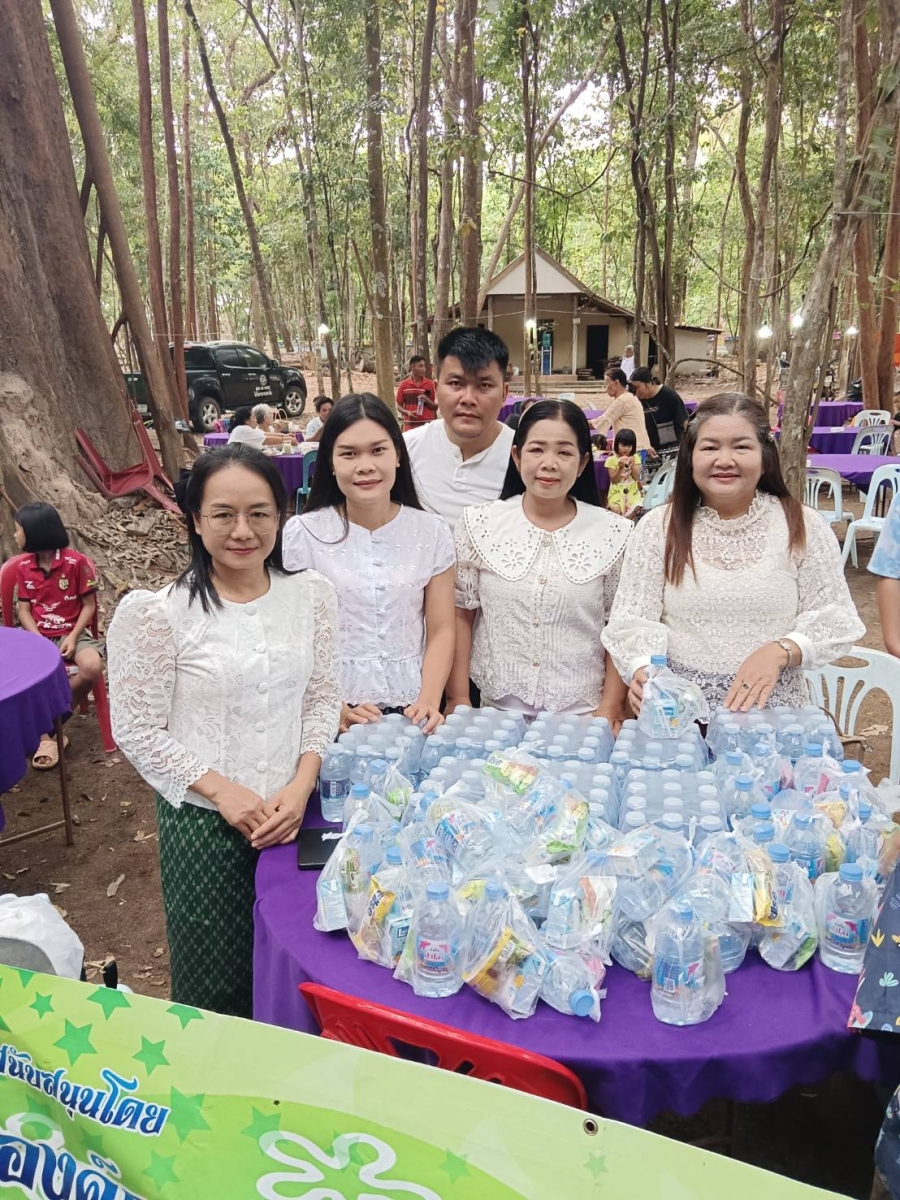 วันอังคารที่ 3 มีนาคม 2569 นางกรรณิภา อนันต์ธนเสถียร ผู้อำนวยการกองคลัง พนักงานส่วนตำบลและพนักงานจ้างขององค์การบริหารส่วนตำบลห้วยข่า นำขนม นมและน้ำดื่ม จำนวน 258 ชุด