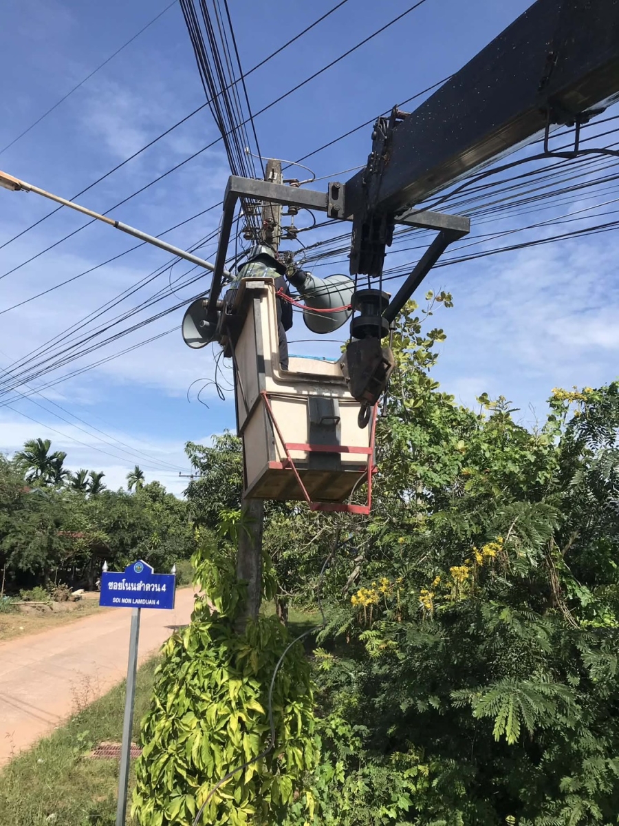 วันพฤหัสบดีที่ 20 พฤศจิกายน 2568 เจ้าหน้าที่องค์การบริหารส่วนตำบลห้วยข่า ได้ออกปฏิบัติหน้าที่ซ่อมแซม/ซ่อมบำรุงระบบไฟฟ้าส่องสว่าง เพื่อแก้ปัญหาและบรรเทาความเดือดร้อนของประชาชนในเขตพื้นที่ตำบลห้วยข่า ณ บ้านโนนลำดวน หมู่ที่ 16