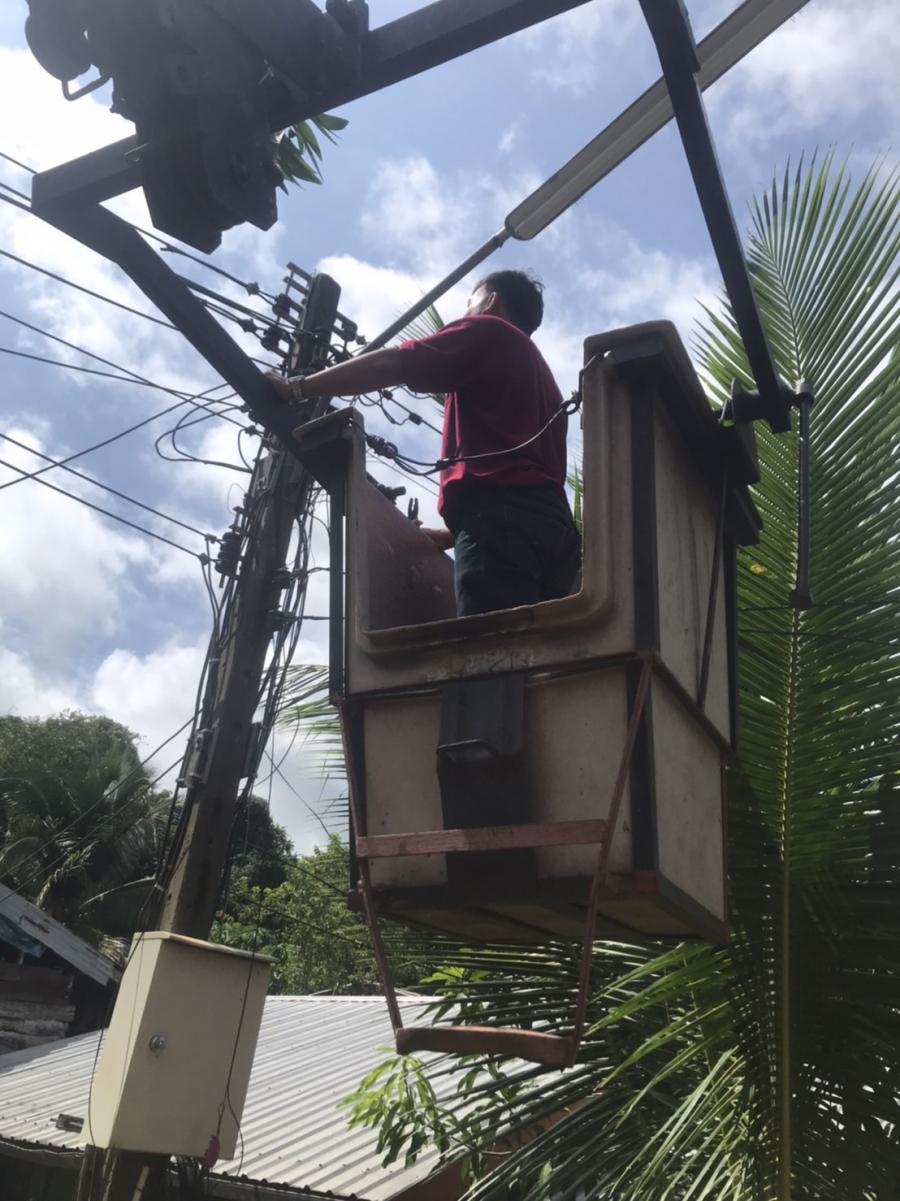 วันอังคารที่ 15 สิงหาคม 2566 เจ้าหน้าที่องค์การบริหารส่วนตำบลห้วยข่า ออกปฏิบัติหน้าที่ซ่อมเปลี่ยนสายเมนไฟฟ้า ของระบบประปา บ้านหนองหว้าพัฒนา หมู่ 18