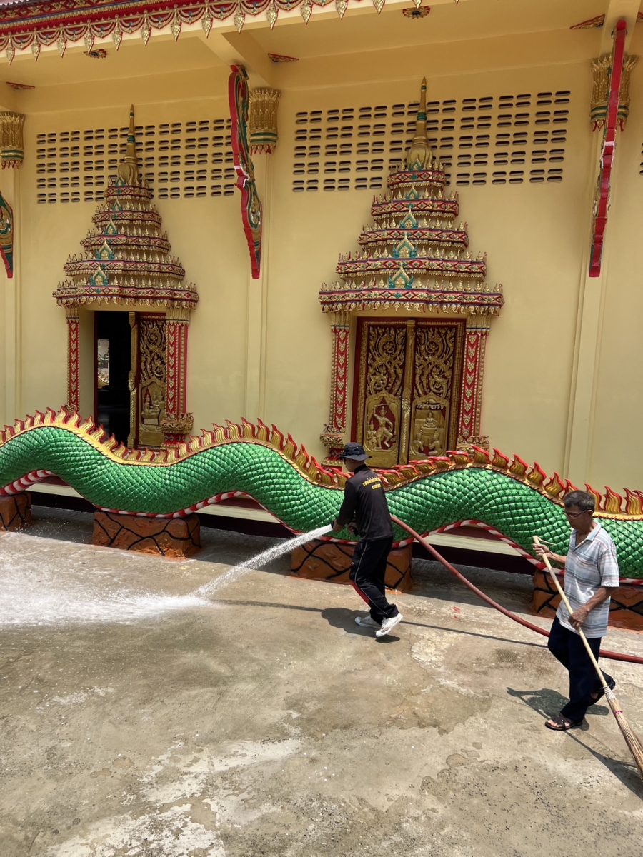 วันอังคารที่ 8 เมษายน 2568 เจ้าหน้าที่องค์การบริหารส่วนตำบลห้วยข่า ออกปฏิบัติหน้าที่นำรถน้ำออกฉีดน้ำ ร่วมกับผู้นำชุมชนและประชาชนล้างทำความสะอาดวัดสุวรรณารามบ้านหนองเม็ก บ้านหนองเม็ก ตำบลห้วยข่า อำเภอบุณฑริก จังหวัดอุบลราชธานี